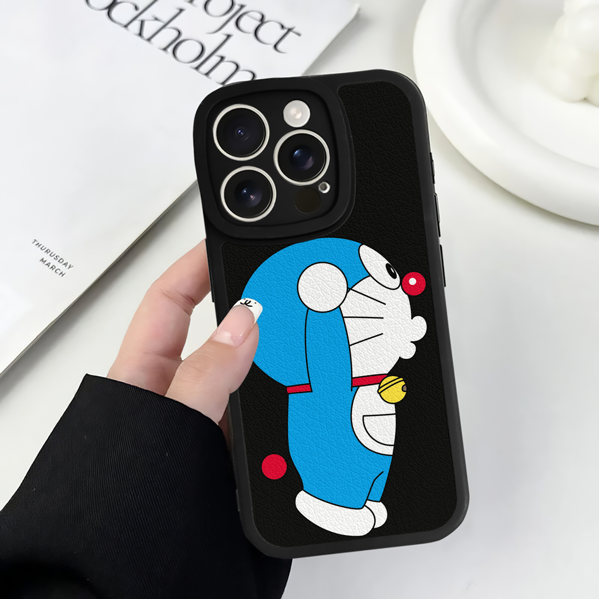 （画像用） ドラえもん Doraemon 【iPhone 16シリーズ対応】シリコンスマホケース（レザー調） 材質：シリコン